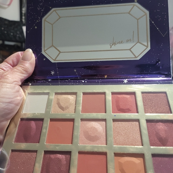 Beauty Concepts Eye shadow Palette - Picture 2 of 4